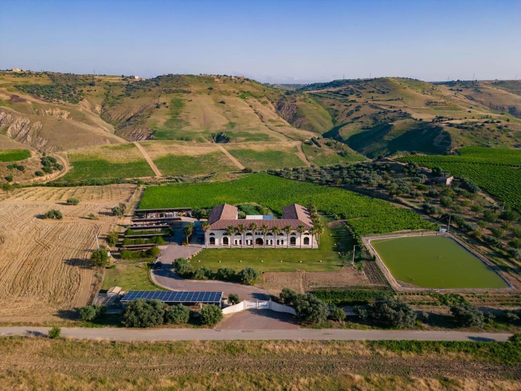 卡尔塔吉罗Judeka Agriresort的山丘上房屋的空中景致
