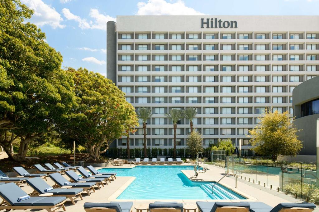 洛杉矶Hilton Los Angeles-Culver City, CA的希尔顿酒店的照片,设有躺椅和一个游泳池