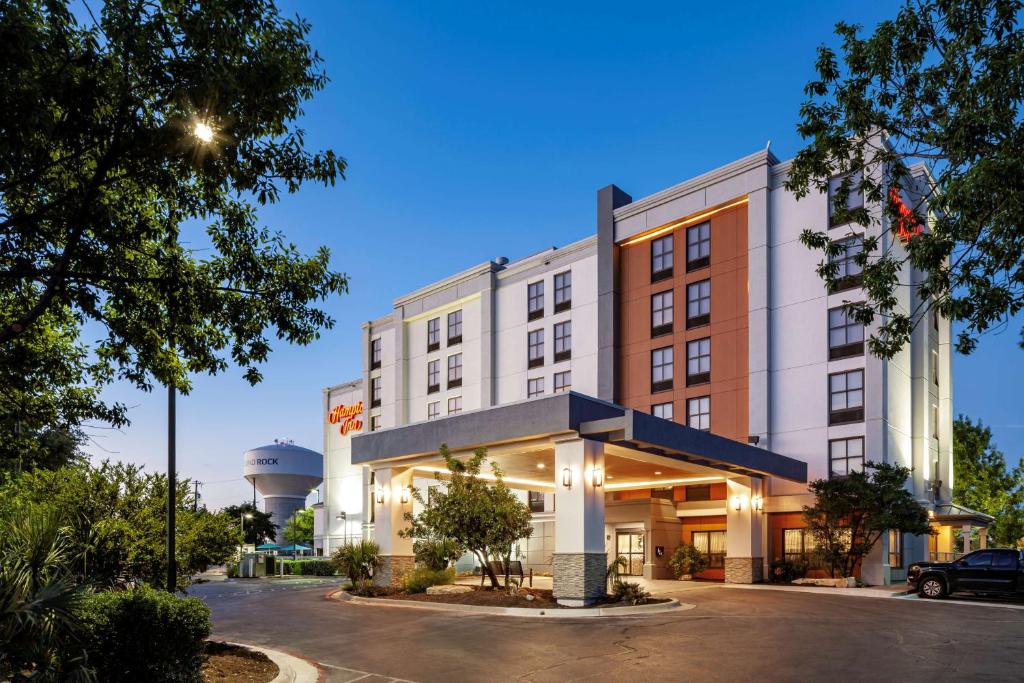 圆石城Hampton Inn Austin Round Rock的酒店前面的 ⁇ 染