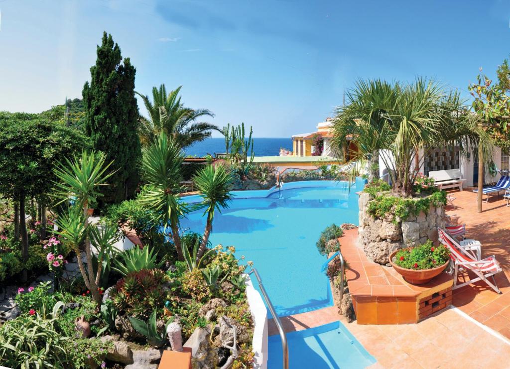 伊斯基亚Hotel Villa Sirena的享有带游泳池的度假村的空中景致