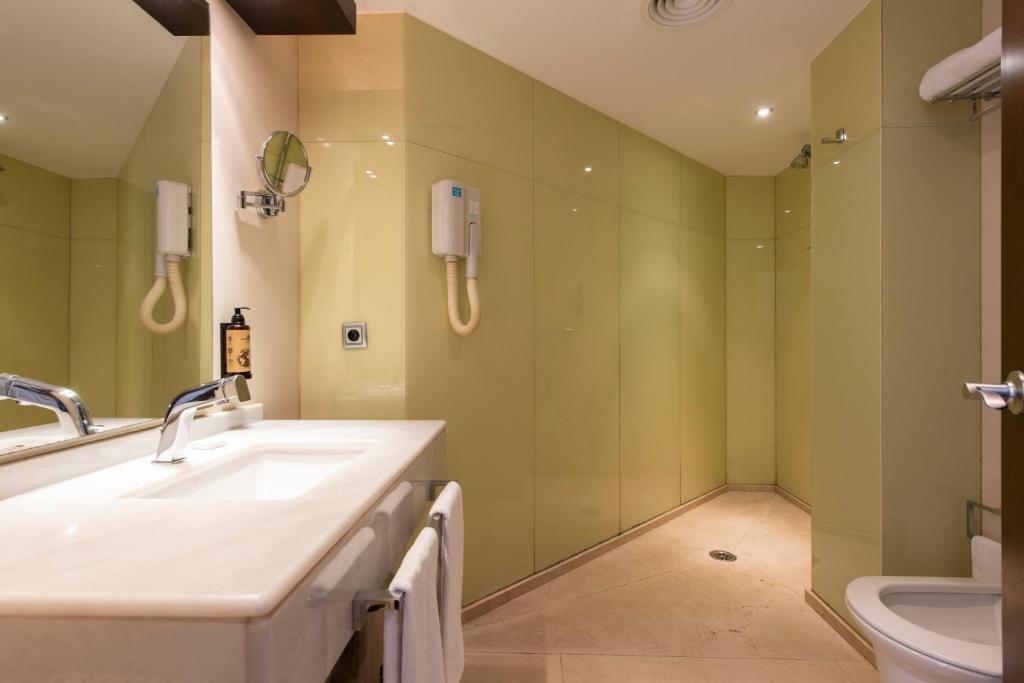 维戈Hotel Maroa Vigo的一间带水槽和卫生间的浴室