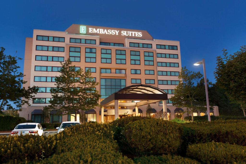 沃尔瑟姆Embassy Suites by Hilton Boston Waltham的上面有标志的建筑