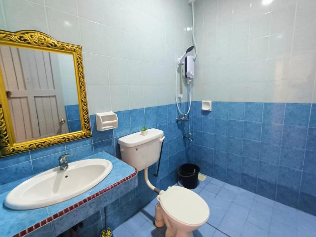 米里Miri Morsjaya HOMESTAY的一间带水槽、卫生间和镜子的浴室