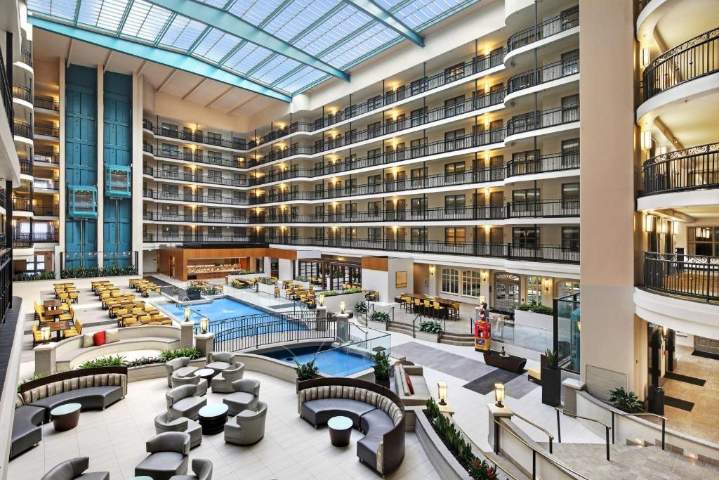 安纳海姆Embassy Suites by Hilton Anaheim North的一张酒店中庭的图片,有一个游泳池