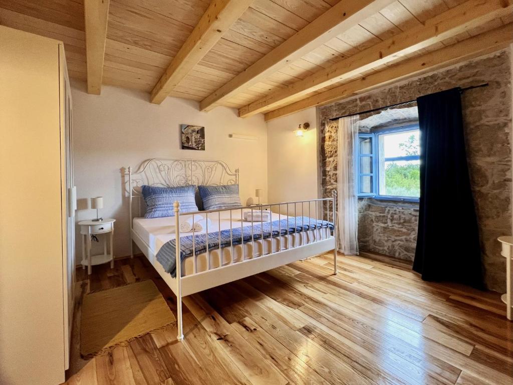 克尔克Villa Tona的一间卧室设有一张床和一个窗口