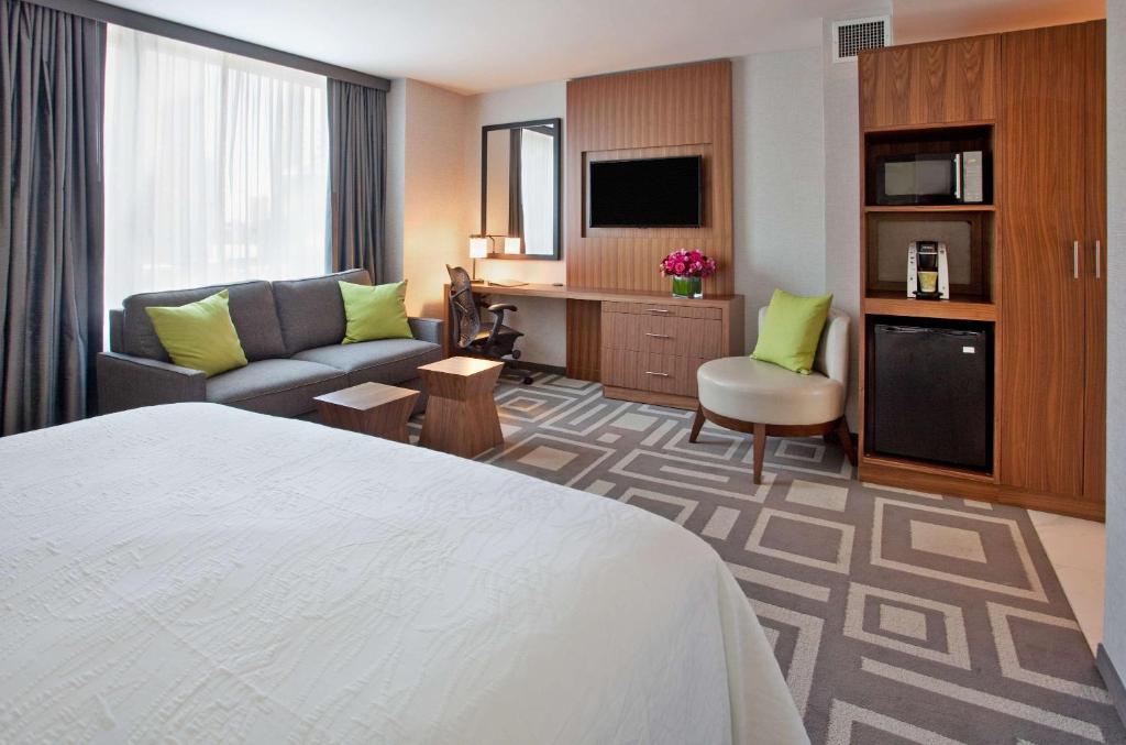 纽约Hilton Garden Inn New York Central Park South-Midtown West的酒店客房设有床和客厅。