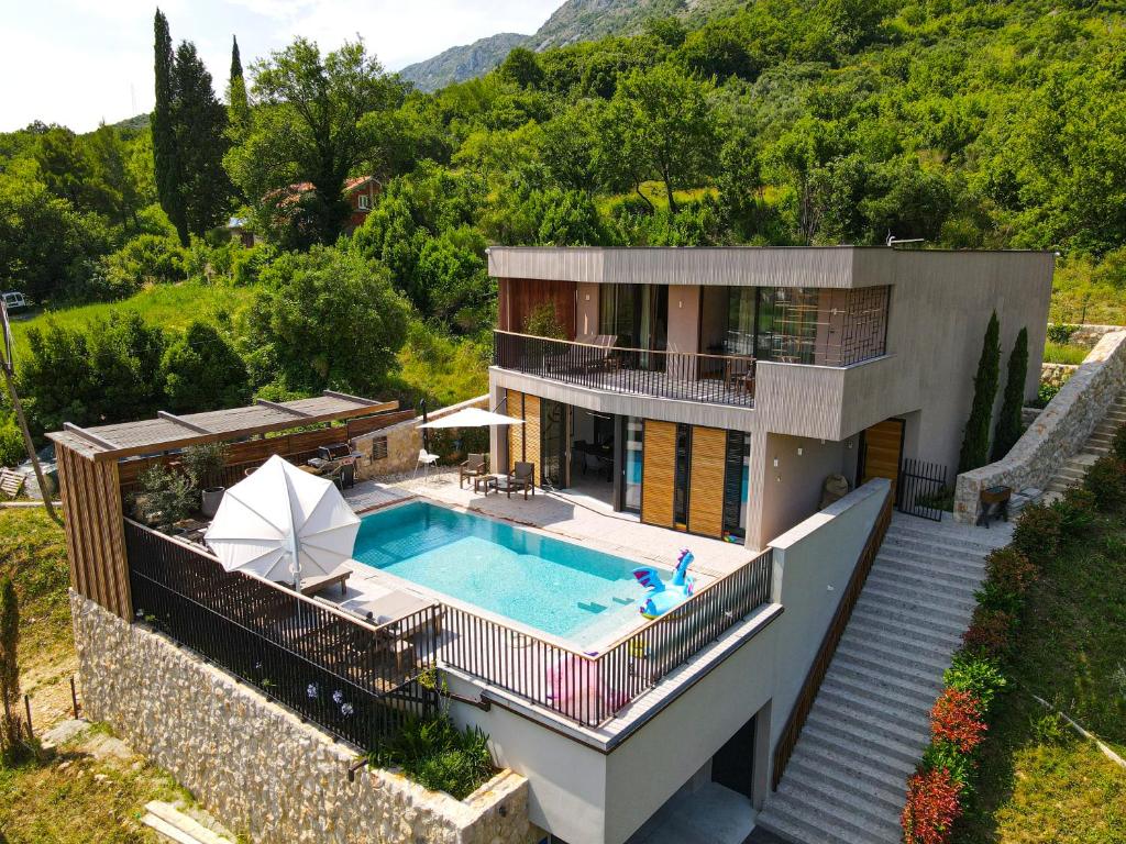默克斯卡Palazzo Vimbula - Five Star Luxury Villa的享有带游泳池的房屋的空中景致