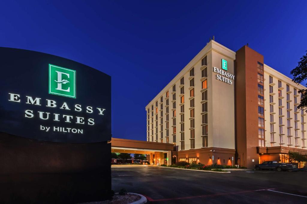 达拉斯Embassy Suites by Hilton Dallas Market Center的大楼前的酒店标志