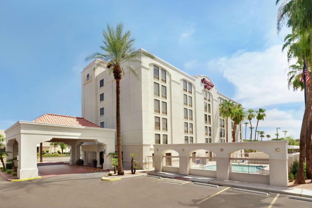 钱德勒凤凰城钱德勒汉普顿酒店的停车场内棕榈树的酒店
