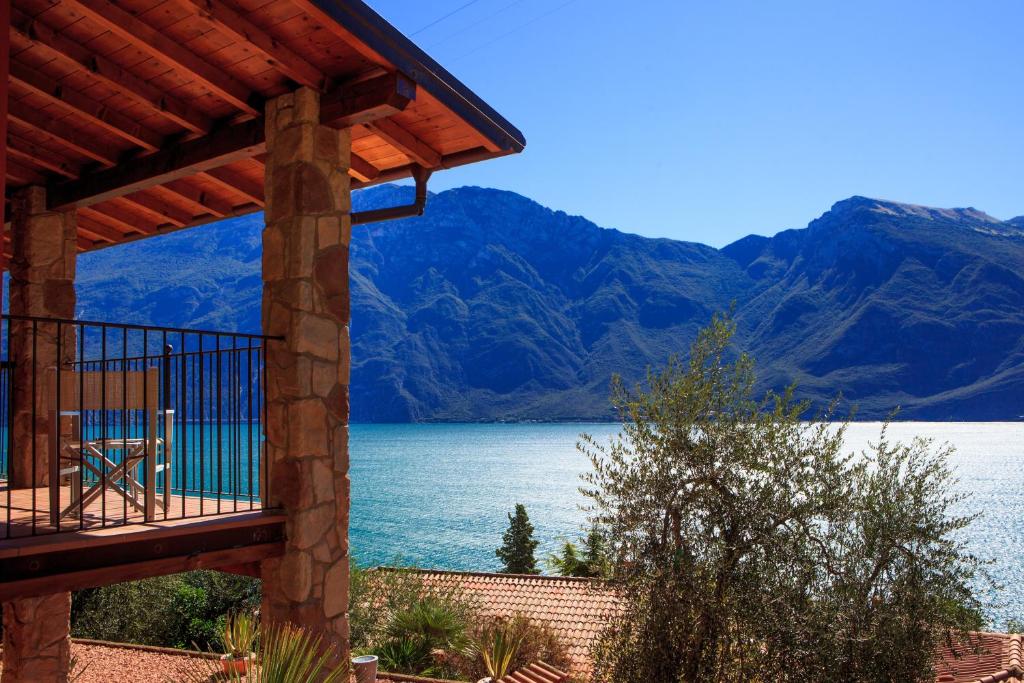 利莫内-苏尔加达奥良德拉栀子花及别墅酒店的享有以山脉为背景的湖泊美景