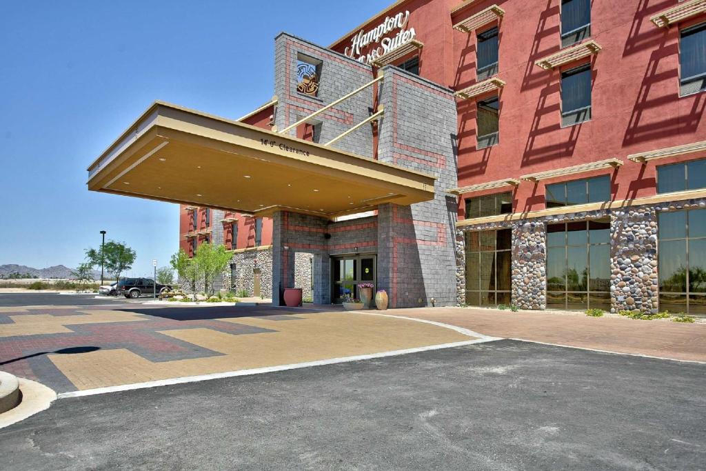 斯科茨Hampton Inn & Suites Scottsdale at Talking Stick的一座大型红砖建筑,上面有遮阳篷