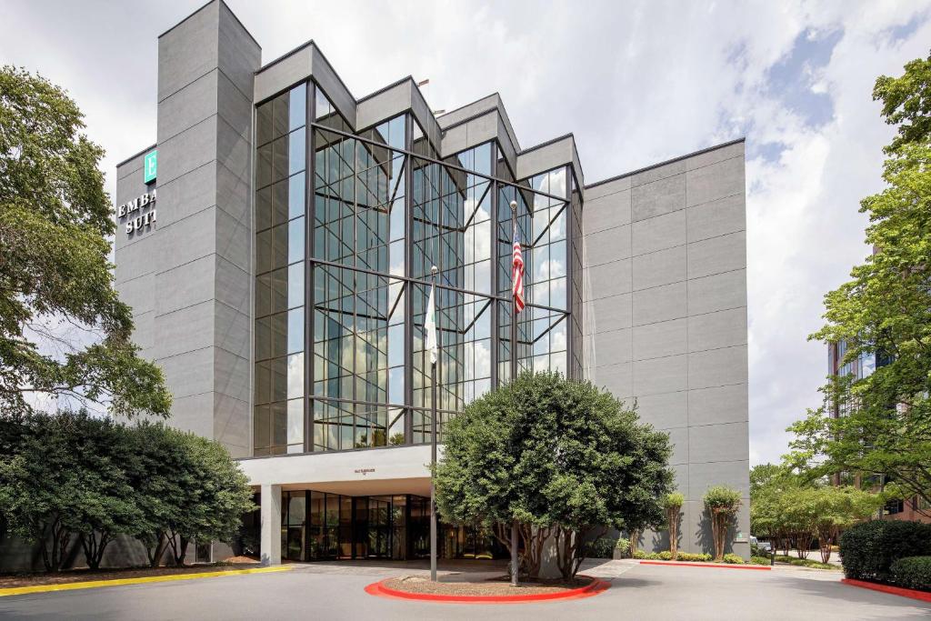 亚特兰大Embassy Suites by Hilton Atlanta Perimeter Center的建筑前部的 ⁇ 染