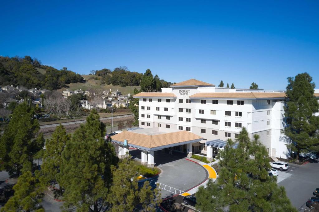 圣拉斐尔Embassy Suites by Hilton San Rafael Marin County的享有带停车场的大楼的顶部景色