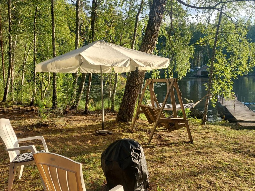 Lakeside Hilda, rantamökki的庭院里的帐篷、椅子和吊床
