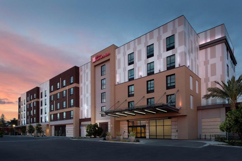 圣何塞Hilton Garden Inn San Jose Airport的酒店前方的 ⁇ 染