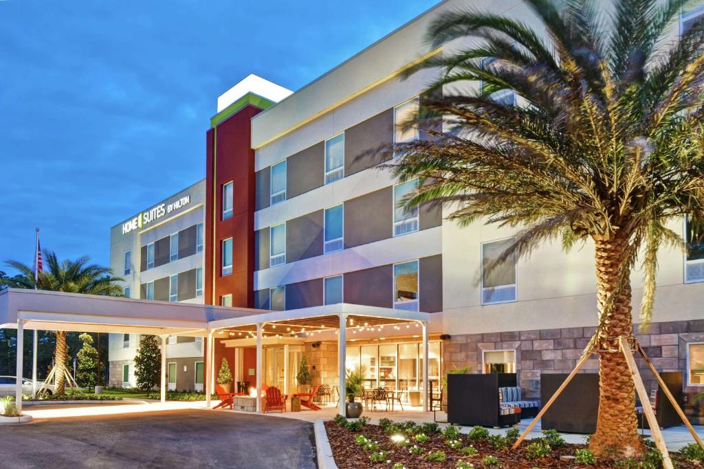 代托纳海滩Home2 Suites By Hilton Daytona Beach Speedway的酒店前的棕榈树