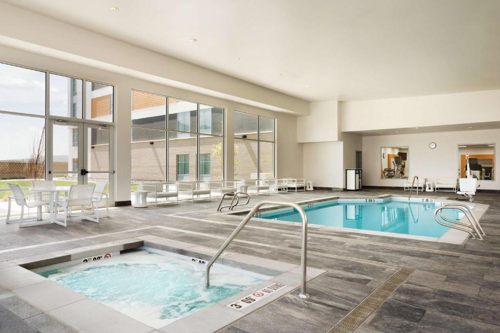 德雷珀Homewood Suites By Hilton SLC/Draper的一座带桌椅的游泳池
