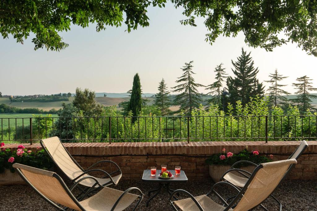 蒙特罗尼德阿尔比亚Hotel Ristorante Borgo Antico的庭院里设有两把椅子和一张桌子