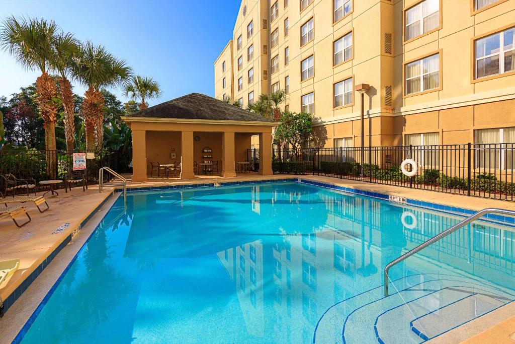 奥兰多Homewood Suites by Hilton Orlando Maitland的大楼前的大型游泳池