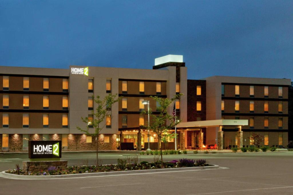 南乔丹盐湖城/南约旦希尔顿欣庭套房酒店的前面有标志的酒店大楼