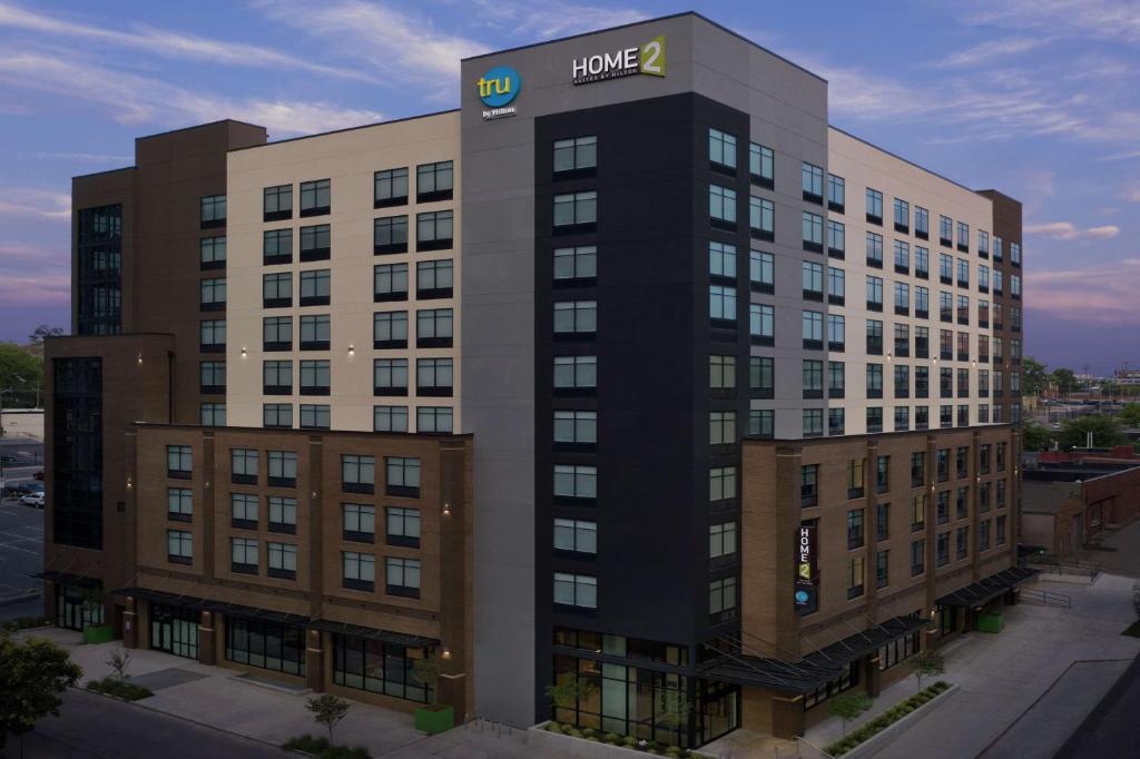 纳什维尔Home2 Suites By Hilton Nashville Downtown Convention Center的上面有hilton标志的建筑