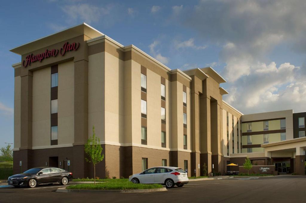 路易斯威尔Hampton Inn Louisville East Hurstbourne的两辆汽车停在医院大楼前