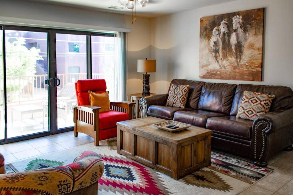 塞多纳Cowboys & Angels - Classic Sedona style w/great location的客厅配有真皮沙发和茶几