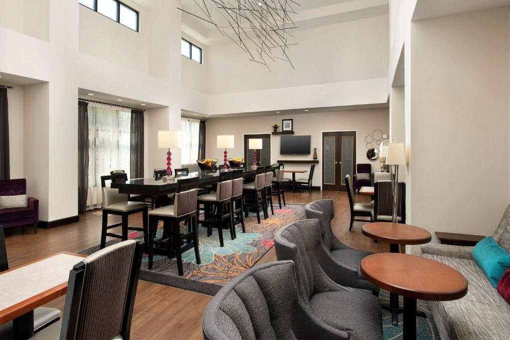 图珀洛图珀洛/巴恩斯隧道汉普顿酒店及套房的用餐室配有桌椅