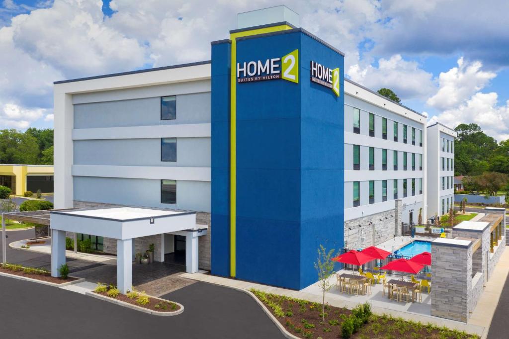 哥伦比亚Home2 Suites By Hilton Columbia Southeast Fort Jackson的一家家庭仓库酒店外设有乒乓球桌