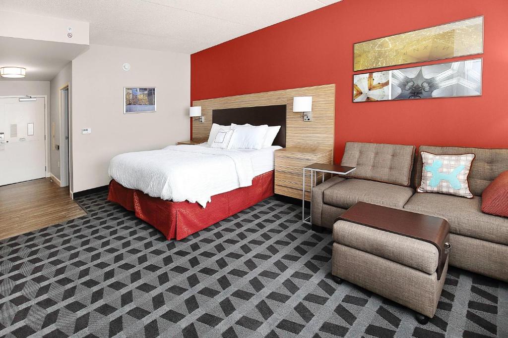格罗夫城默瑟县格罗夫城/奥特莱斯万豪广场套房酒店的酒店客房,配有床和沙发