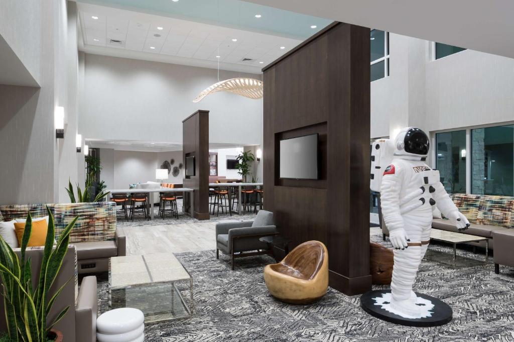 卡纳维拉尔角Hampton Inn & Suites Cape Canaveral Cruise Port, Fl的酒店大堂的宇航员雕像