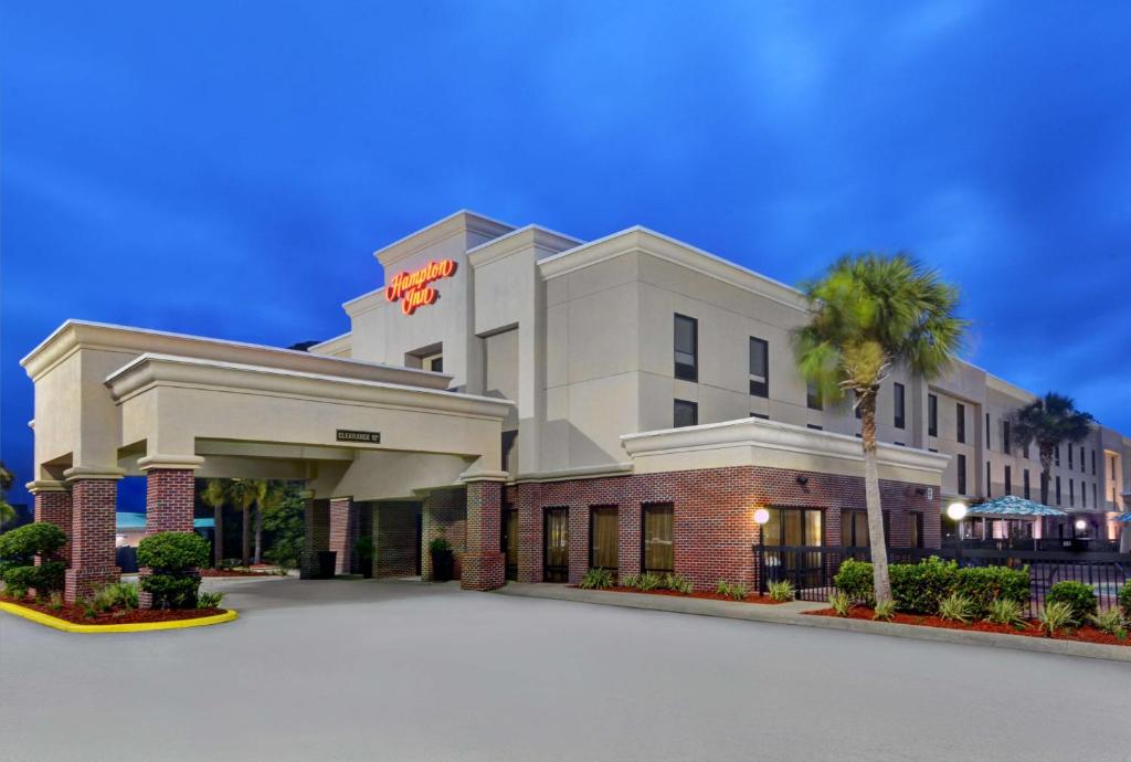 巴拿马城海滩Hampton Inn by Hilton Panama City Beach的前面有棕榈树的酒店