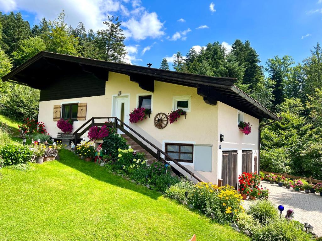 蒂罗尔州圣约翰Sunnseit Lodge - Kitzbüheler Alpen的院子前有鲜花的房子