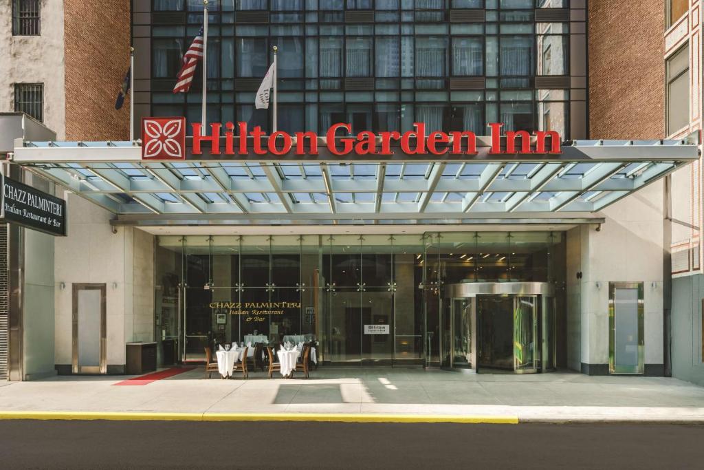 纽约Hilton Garden Inn New York Times Square North的建筑前的希尔顿花园旅馆标志