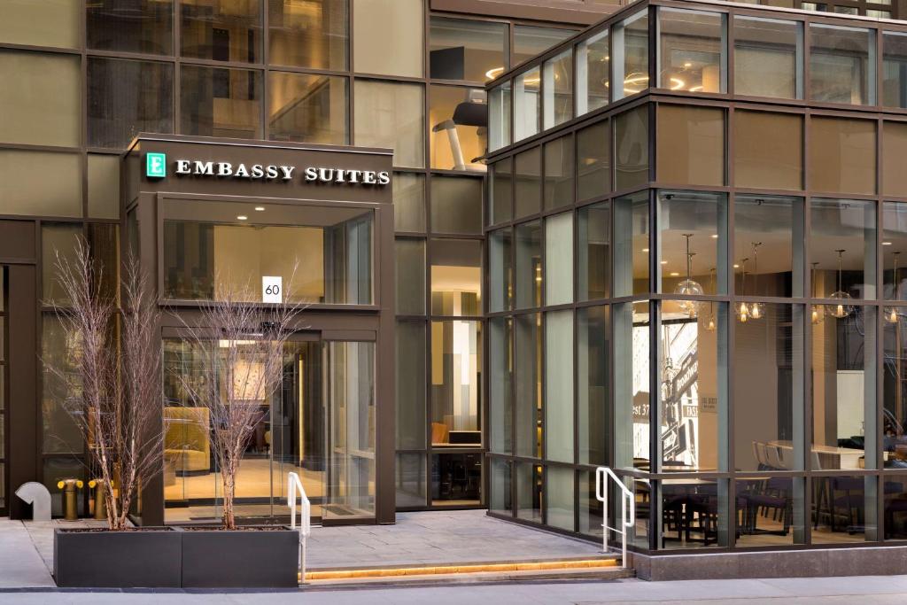 纽约Embassy Suites By Hilton New York Manhattan Times Square的带有玻璃窗的办公大楼入口