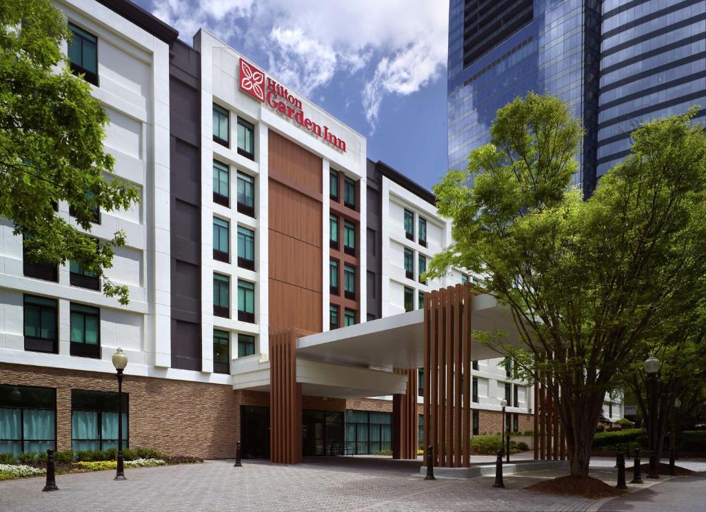 亚特兰大Hilton Garden Inn Atlanta-Buckhead的建筑物前部的 ⁇ 染