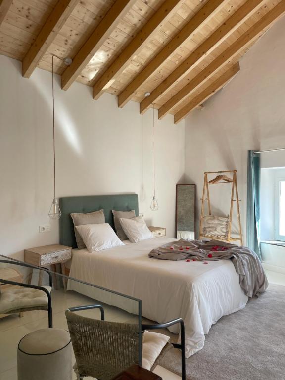 奥维多Villa Tité的一间带一张大床的卧室,位于一个拥有木制天花板的房间