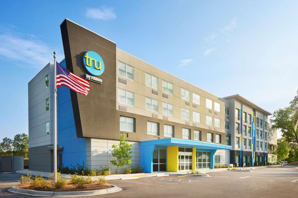 查尔斯顿Tru By Hilton Charleston Airport, Sc的前面有美国国旗的酒店