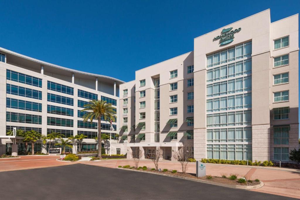 坦帕Homewood Suites by Hilton酒店坦帕机场 - 西岸的医院办公楼外部景观