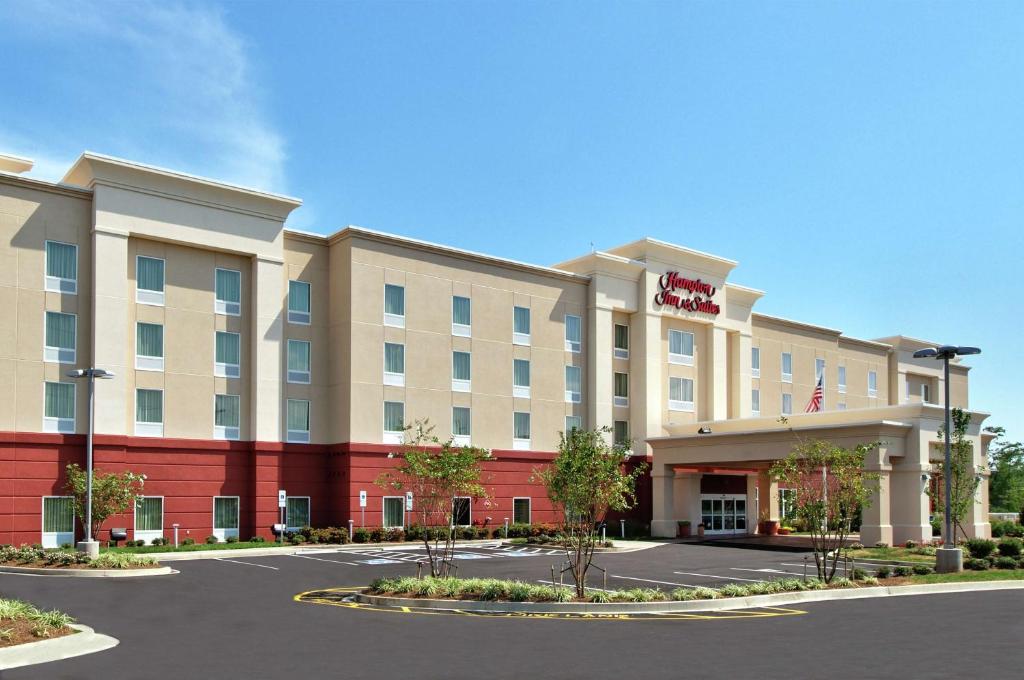 诺克斯维尔Hampton Inn & Suites Knoxville-Turkey Creek Farragut的酒店前方的 ⁇ 染