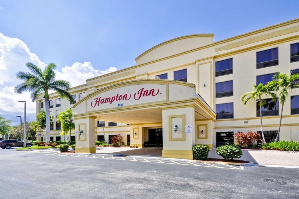 棕榈滩花园棕榈滩花园汉普顿旅馆的带有读写chaminari gin的标志的酒店大楼