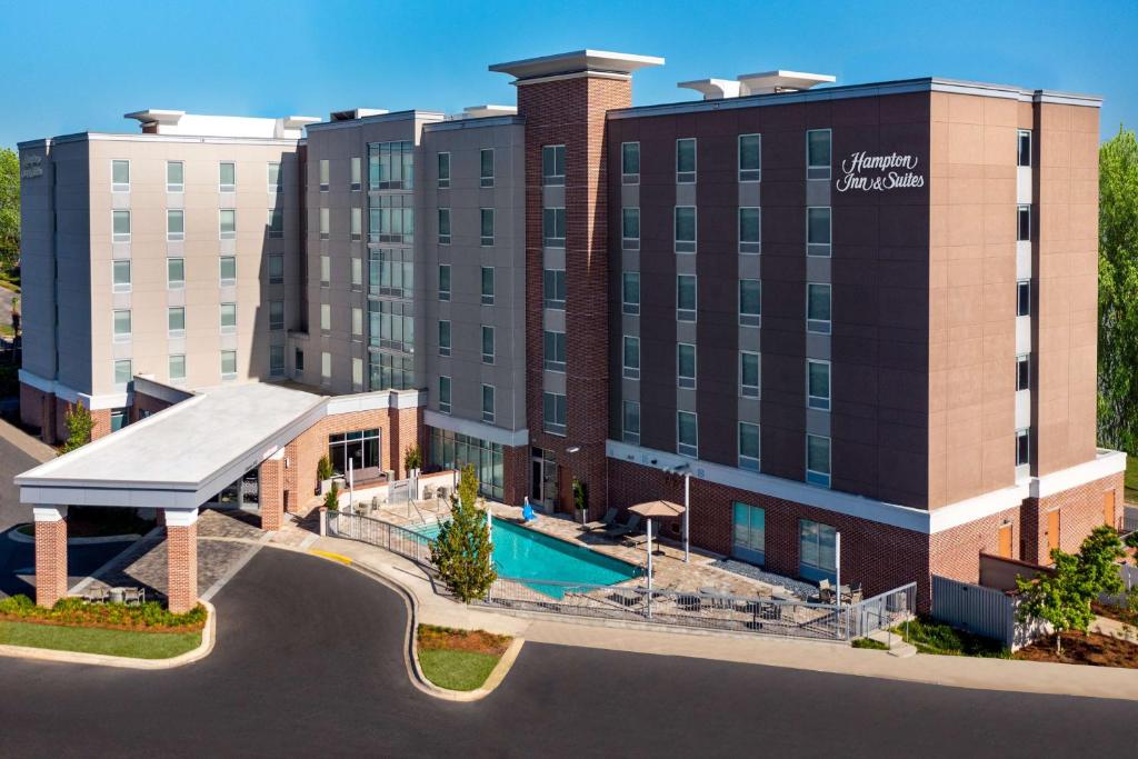 塔拉哈西Hampton Inn & Suites Tallahassee Capitol-University的享有酒店上方的游泳池景致