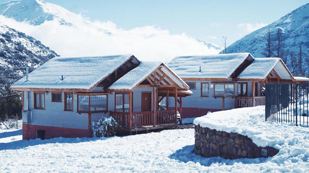 圣何塞德迈波Posada del Jinete的山地雪覆盖的房子