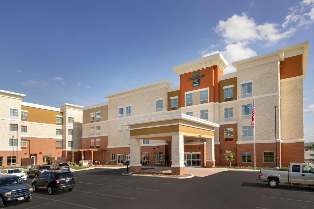 堪萨斯城Homewood Suites By Hilton Kansas City Speedway的把汽车停在停车场的酒店 ⁇ 染成 ⁇ 形