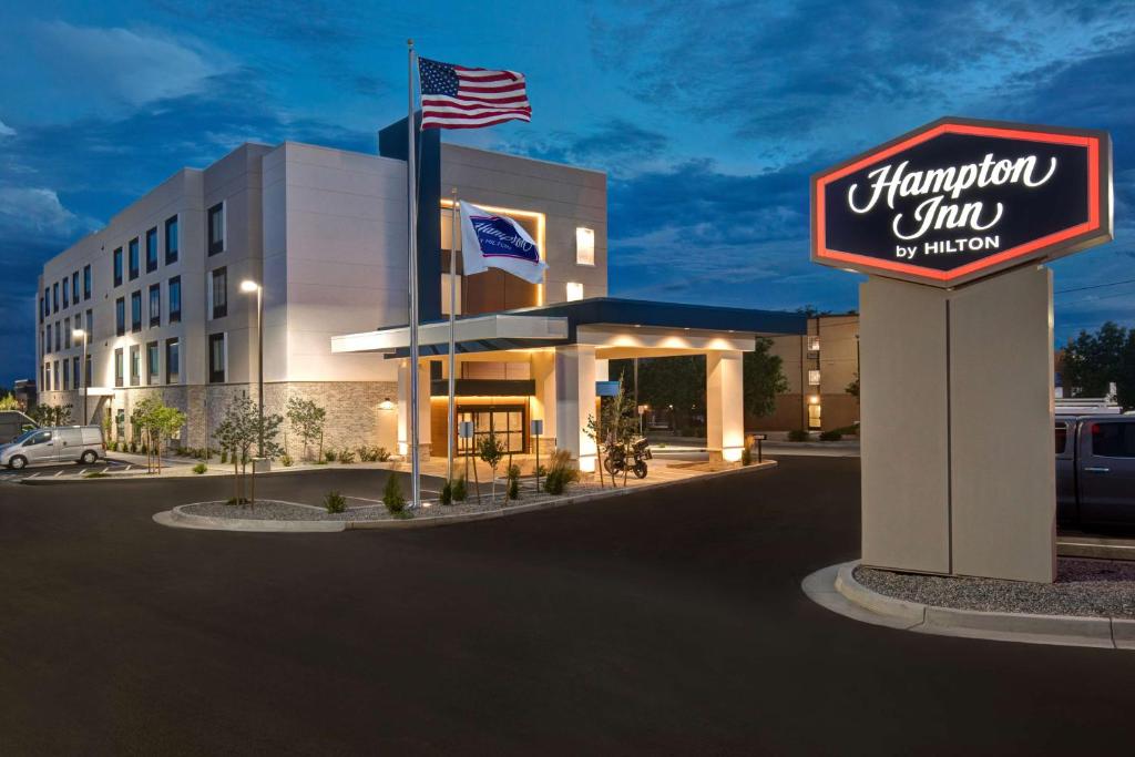 圣达菲Hampton Inn Santa Fe South, NM的酒店前方的汉普顿旅馆标志