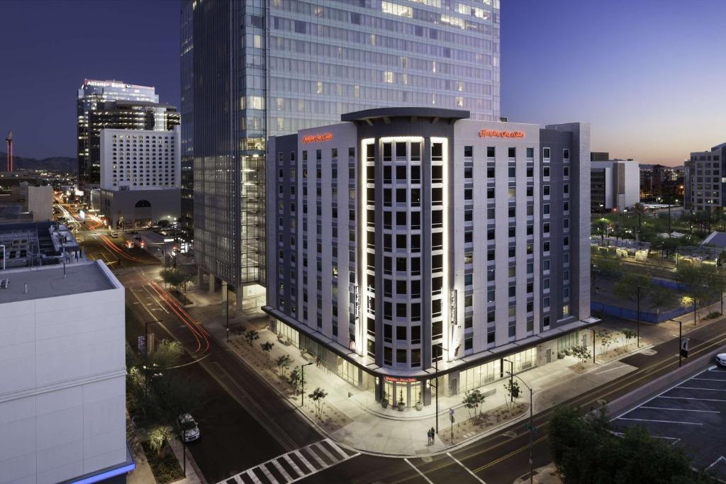 凤凰城Hampton Inn & Suites Phoenix Downtown的城市中一座大建筑的景色
