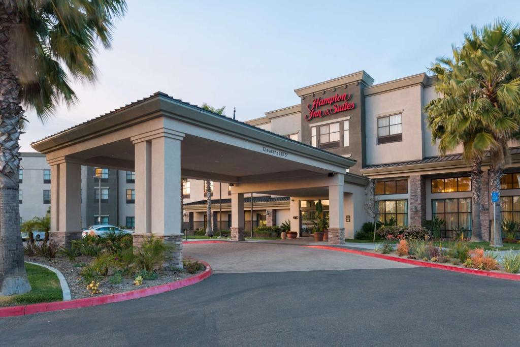 波威圣地亚哥波威希尔顿恒庭旅馆&套房酒店的酒店大楼前面设有停车场