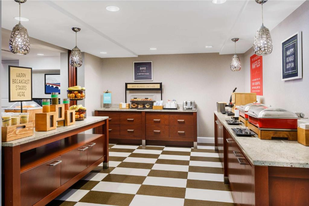 华盛顿Hampton Inn Washington DC White House的一间设有 ⁇ 板的快餐店