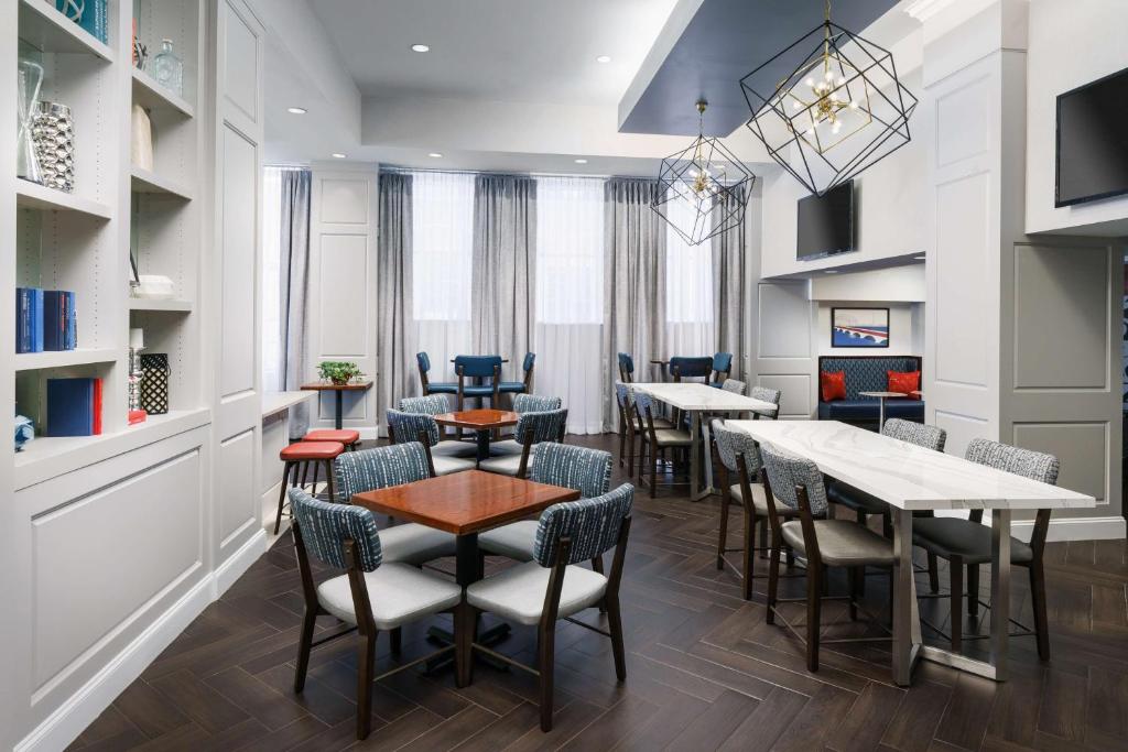 Hampton Inn Washington DC White House的厨房或小厨房
