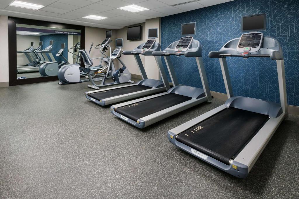 Hampton Inn Washington DC White House的健身中心和&#47;或健身设施